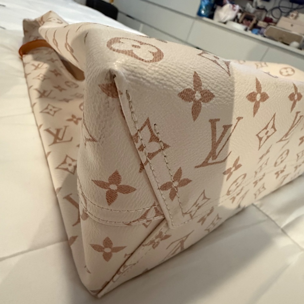 Louis Vuitton - Picture 10 of 15